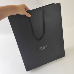 Borse di lusso personalizzate KM con il proprio logo con manico a nastro Boutique Shopping regalo <span class=keywords><strong>sacchetti</strong></span> di carta nera <span class=keywords><strong>per</strong></span> scarpe e abbigliamento - Product Image 4