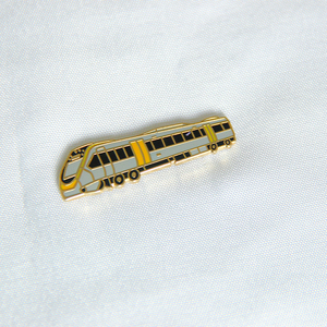 Pin de Solapa Personalizado de Latón Dorado con Esmalte Duro y Corazón Rojo, con Base de Goma - Product Image 3