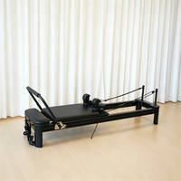 Reformer de Pilates en alliage d'aluminium noir OEM, conception à rail complet avec accessoires de coussin auxiliaire