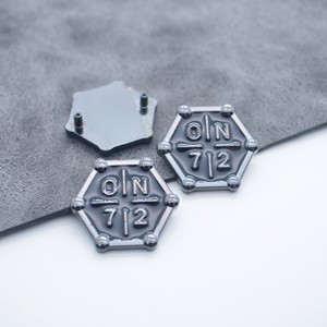 <span class=keywords><strong>2025</strong></span> Nhà Máy Bán Buôn Biểu Tượng Tùy Chỉnh Tư Nhân Nhãn Hàng May Mặc Tấm Quần Áo Thẻ May Nhãn In Kim Loại Giày Mạ Tag OEM - Product Image 6