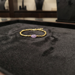 Bracelet artisanal Sstringz en laiton doré délicat non façonné avec perles de verre violet lavande, bijou de mode ajustable - Product Image 4