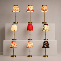 Lámpara de Mesa LED Ambiental Recargable Inalámbrica con Control Táctil y Pantalla de Tela Plisada con Diseño Floral Vintage Francés