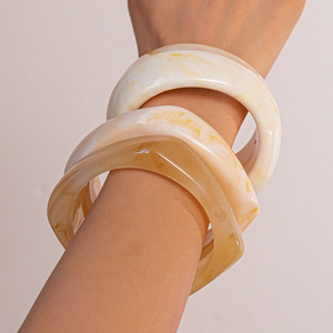 Bijou haut de gamme de luxe léger pour mariage, en résine irrégulière à surface texturée, motif animal sculpté, emblème de personnalité exagérée - Product Image 1