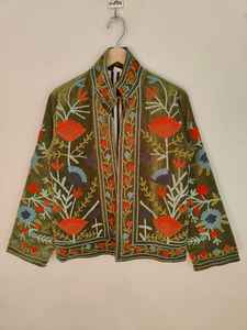 Chaqueta Suzani de Lujo Hecha a Mano, Bordado Floral de Terciopelo, Estilo Bohemio, Prenda de Arte Folclórico, Regalo para Ella, Abrigo Suzani, Chaqueta de Terciopelo - Product Image 2