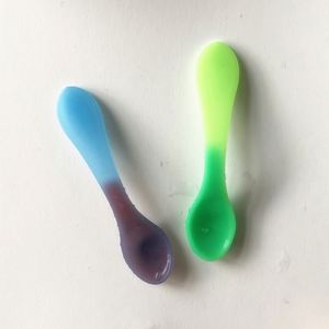 Cuillère à boisson portable en silicone écologique à changement de couleur avec logo personnalisé pour eau froide - Product Image 4