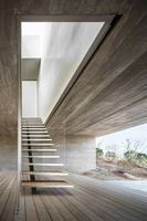 Escalier moderne et durable avec tubes en acier carrés et garde-corps en verre pour appartements, magasins ou villas