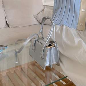 Bolso Cuadrado Plateado Mini para Mujer, 7 Pulgadas, con Hebilla Magnética, para Uso Diario - Product Image 4