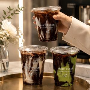 แก้วพลาสติกใส PET แบบกำหนดเองพร้อมฝาปิดแบบแบน สำหรับกาแฟเย็น ชานม น้ำผลไม้ ของหวาน ร้านค้า บรรจุภัณฑ์แบบนำกลับบ้าน ขายส่ง - Product Image 1