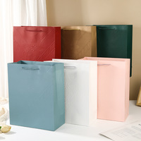 Sacs cadeaux classiques de luxe en papier kraft gaufré avec estampage à chaud doré et poignée en corde pour promotion, mariage, emballage de Noël