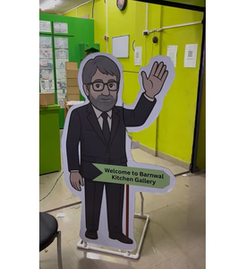 Standee publicitaire personnalisé avec design de dessin animé en position de poignée de main, taille sur mesure pour événements professionnels, expositions, promotions et présentations - Product Image 6