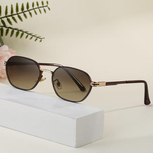 แว่นกันแดดทรงวงรีสำหรับผู้หญิง รุ่น Dg 98300 กรอบพลาสติก ป้องกันรังสียูวี 400 เลนส์ไล่เฉดสีน้ำเงิน เหมาะสำหรับกิจกรรมกลางแจ้ง - Product Image 2