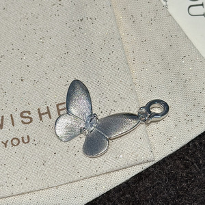 Pendentif papillon en argent pur S925 brossé avec un design de niche vintage, simple, micro-incrusté, pendentif de niche français - Product Image 4