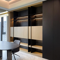 Meuble de rangement de luxe moderne avec armoire à vin, conception sur mesure haut de gamme en bois massif écologique, porte extensible à rainures contrastées avec éclairage LED