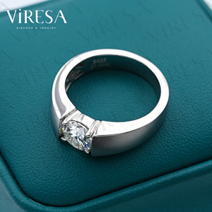 Viresa Gioielli di Moda di Lusso, Anelli Placcati in Rodio con Moissanite da 1ct Colore DEF, Anello S925 per Uomo - Product Image 4