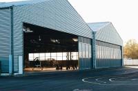 Hangar per Aerei con Struttura in Acciaio Durevole, Sistema a Traliccio Conforme AISC, Edificio Prefabbricato in Metallo per Officina e Magazzino