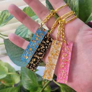 Porte-clés en résine créative avec des incrustations artistiques uniques, accessoire léger et durable conçu pour le style personnel et le quotidien - Product Image 5