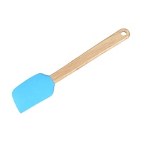 Vente de gros Grattoir en silicone pour la cuisine avec manche en bois
