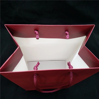 Sac cadeau en papier plat personnalisé avec logo et taille OEM, avec lamination brillante et poignée - Emballage réutilisable pour vêtements en gros