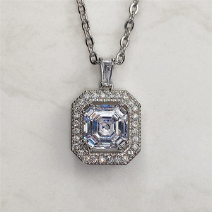 Collana con Ciondolo Quadrato Classico per Donne, Accessorio Semplice per Uso Quotidiano - Product Image 6