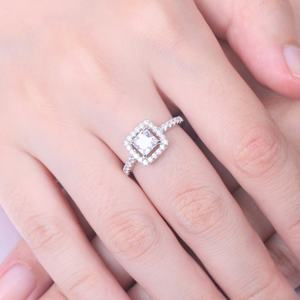 แหวนแต่งงาน/หมั้นทรงเจ้าหญิง ประดับเพชรคิวบิกเซอร์โคเนียทรงกลม ดีไซน์เรียบหรู รุ่นซันสตาร์ TL-402 ทำจากเงินแท้ 925 - Product Image 6