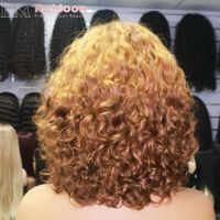 Perruque brésilienne en cheveux vierges Remy bouclés, longueur moyenne, densité 250 %, sans colle, logo personnalisé, couleur blond gingembre 4/30/4, modèle RM