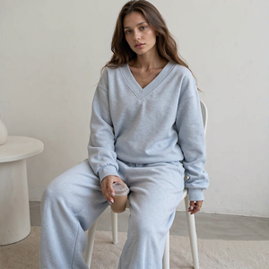 Ensemble de survêtement décontracté en molleton pour femme avec logo personnalisé, sweat-shirt à col en V, haut ample à manches longues et pantalon large - Product Image 2
