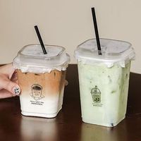 Gobelets carrés jetables en PET durables et étanches avec couvercle à bec verseur pour boissons à emporter, option logo personnalisé