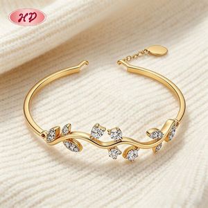 Brazalete de Latón Moderno con Baño de Oro de 18K y Circonitas AAA, Diseño de Hoja de Vid con Cadena, para Aniversario, Brazalete de Moda - Product Image 1