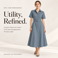 Robe utilitaire sur mesure pour femme avec ceinture, boucle dissimulée, patte de boutonnage cachée, poche poitrine, en sergé de coton, longueur midi, style workwear, marque privée