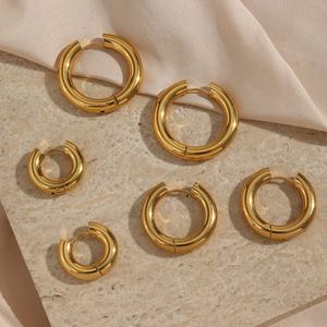 Boucles <span class=keywords><strong>d</strong></span>'oreilles créoles minimalistes Dingran plaquées or 18 carats, bijoux en acier inoxydable résistant à l'eau et inaltérable - Product Image 3