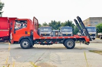 Truk Flatbed HOWO Diesel 140HP 4x2 untuk Transportasi Mesin Konstruksi Euro 6 Ramp Hidrolik Transmisi Manual 8-Percepatan