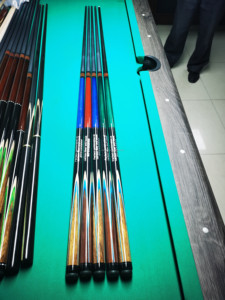 Queue de billard YOUBO K012A de haute qualité, articulation centrale, 2 pièces, en fibre de carbone, avec manche en bois massif et fût en fibre de carbone - Product Image 4