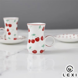 Classico <span class=keywords><strong>Piattino</strong></span> in Ceramica Rosso a Pois <span class=keywords><strong>con</strong></span> Tazza Abbinata <span class=keywords><strong>con</strong></span> Stampa di Ciliegie, Ideale per Servizio Tè del Pomeriggio o Set Regalo - Product Image 3