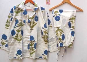 เสื้อคลุมนอนผ้าฝ้ายพิมพ์ลายดอกไม้สำหรับผู้หญิง แขนยาว ปกคอปก ลำลอง ใส่ได้ในฤดูร้อน ติดกระดุมยาวเต็มตัว - Product Image 2