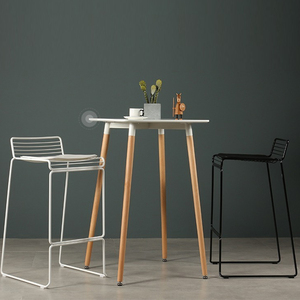 Tabourets de bar monobloc en métal style industriel - Empilables, gain de place, usage commercial pour hôtels, restaurants, sous-sols et essentiels pour la maison - Product Image 2