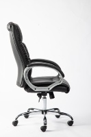 Chaise de bureau de direction en cuir à dossier haut au design traditionnel, caractéristiques ergonomiques, réglage en hauteur, accoudoirs fixes, acier inoxydable