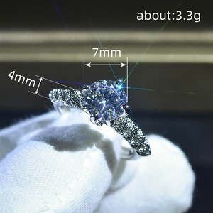 Anello da donna effetto moissanite, elegante gioiello di tendenza, accessorio di lusso leggero in stile zircone - Product Image 4