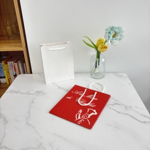 Sac cadeau en papier rouge de luxe avec poignée en coton et impression de chef pour l'emballage de chocolats, de bonbons et de confiseries, et une présentation élégante - Product Image 3