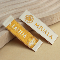 Étiquettes tissées personnalisées en gros avec logo en relief pour vêtements, étiquettes en satin/soie à coudre sur col de vêtement, étiquettes de lavage pliées pour textiles