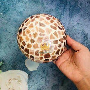 ชามเปลือกมะพร้าวมุกสองด้านแบบยั่งยืน งานฝีมือศิลปะสไตล์ทรอปิคอลจากเวียดนาม - Product Image 5