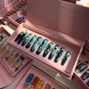 Faux <span class=keywords><strong>ongles</strong></span> de luxe émeraude à presser, longs, forme cercueil, avec strass, faits à la main, réutilisables, <span class=keywords><strong>pour</strong></span> fêtes et mariages, MOQ 1 - Product Image 2