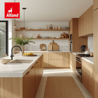 Armoire de cuisine AllandCabinet en placage de chêne, style moderne et chaleureux, avec panneaux plats et étagères ouvertes pour le rangement