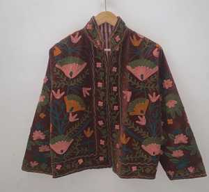 Chaqueta de terciopelo marrón hecha a mano con bordado Suzani, estilo bohemio, tipo bomber, abrigo de invierno para mujer, ropa exterior de boutique de la India. - Product Image 1