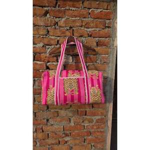 Bolsa de Lona Acolchada de Algodón Hecha a Mano, Interior Espacioso y Ligero, Diseño Duradero con Estampado Tradicional, Ideal para Viajar - Product Image 1