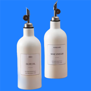Bouteille de <span class=keywords><strong>vinaigre</strong></span> d'huile en céramique blanche avec bec verseur en acier inoxydable Rangement ménager personnalisé pour fournitures de <span class=keywords><strong>cuisine</strong></span> - Product Image 2