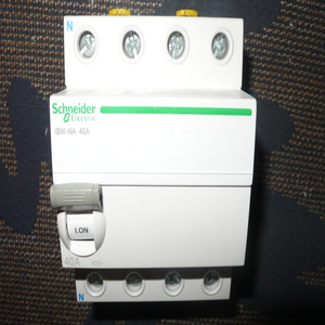 Nouveau disjoncteur tétrapolaire électrique d'origine A9S70740 40A pour contrôleur PLC - Product Image 1