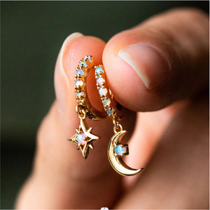 Orecchini Asimmetrici Trendy a Forma di Stella e Luna per Donne, Gioielli Chic per Uso Quotidiano - Product Image 1