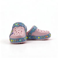 Chaussons pour enfants en EVA souple avec logo personnalisé OEM et chaussures perforées en EVA pour enfants, conçus en usine