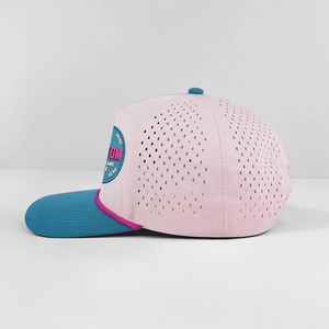 Casquette de baseball 5 panneaux personnalisée en caoutchouc, silicone et PVC avec logo, imperméable, découpée au laser, perforée, avec corde de sport, bicolore, style trucker - Product Image 4