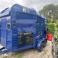 Vente flash Remorque à chevaux Food truck Chariot à glaces Bar à bière mobile Restauration de rue Remorque à chevaux vintage personnalisée pour les fêtes